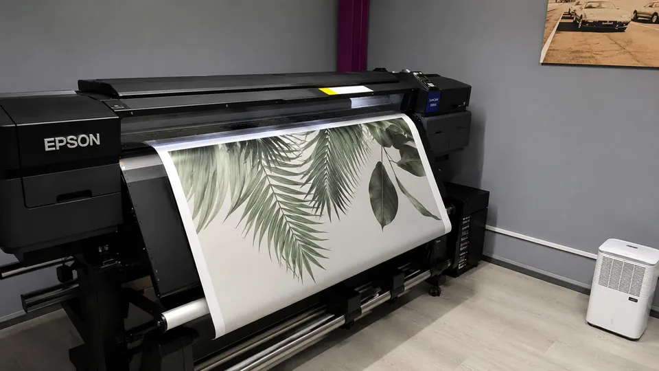 طابعة Epson كبيرة الحجم تنتج رسومات نباتية في JUST GRAPHICS Dubai
