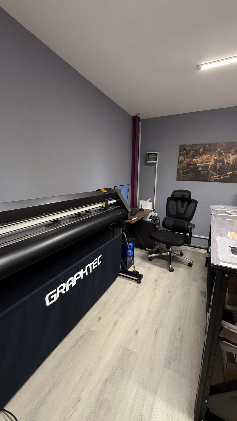 معدات قص Graphtec في استوديو JUST GRAPHICS