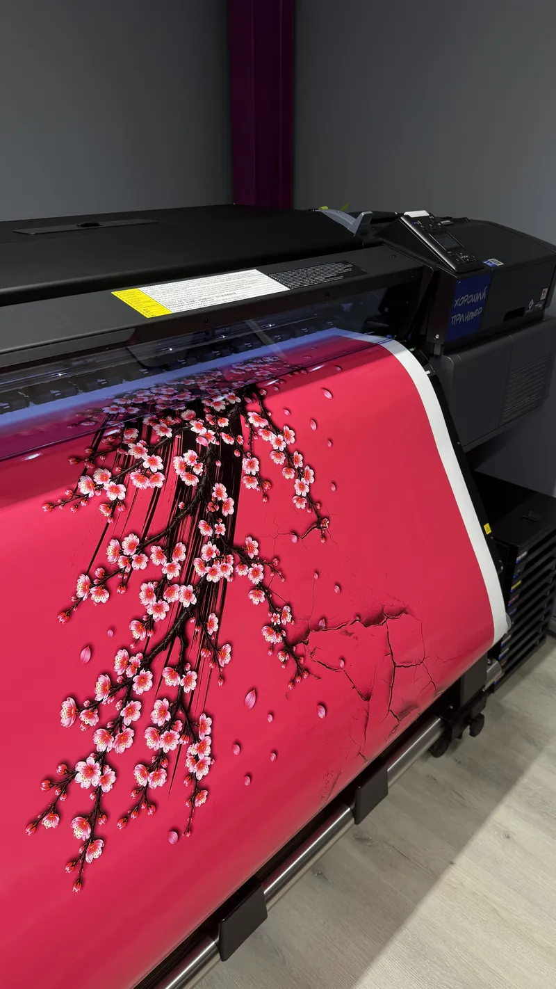 مخرجات تغليف Toyota Supra النباتية الوردية على Epson في JUST GRAPHICS