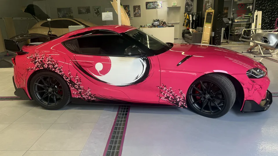 تغليف Toyota Supra المطبوع المخصص المكتمل بالوردي والأبيض وأزهار الكرز