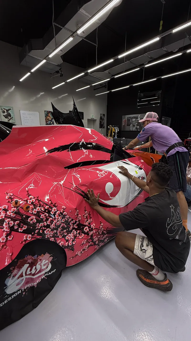 فريق JUST GRAPHICS يركب التغليف النباتي المطبوع على Toyota Supra