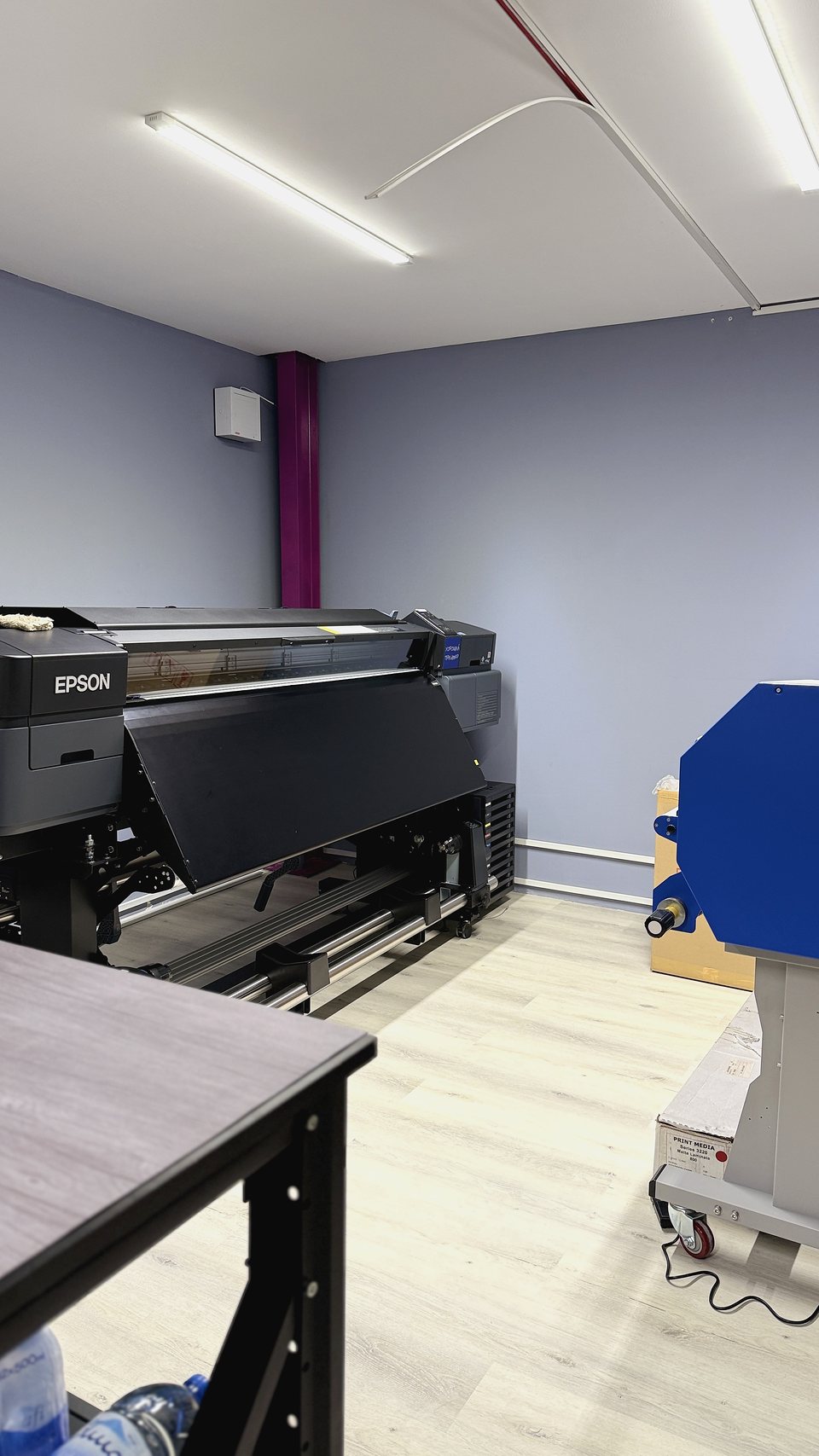 Large-format printer and finishing equipment in the JUST GRAPHICS Dubai production studio